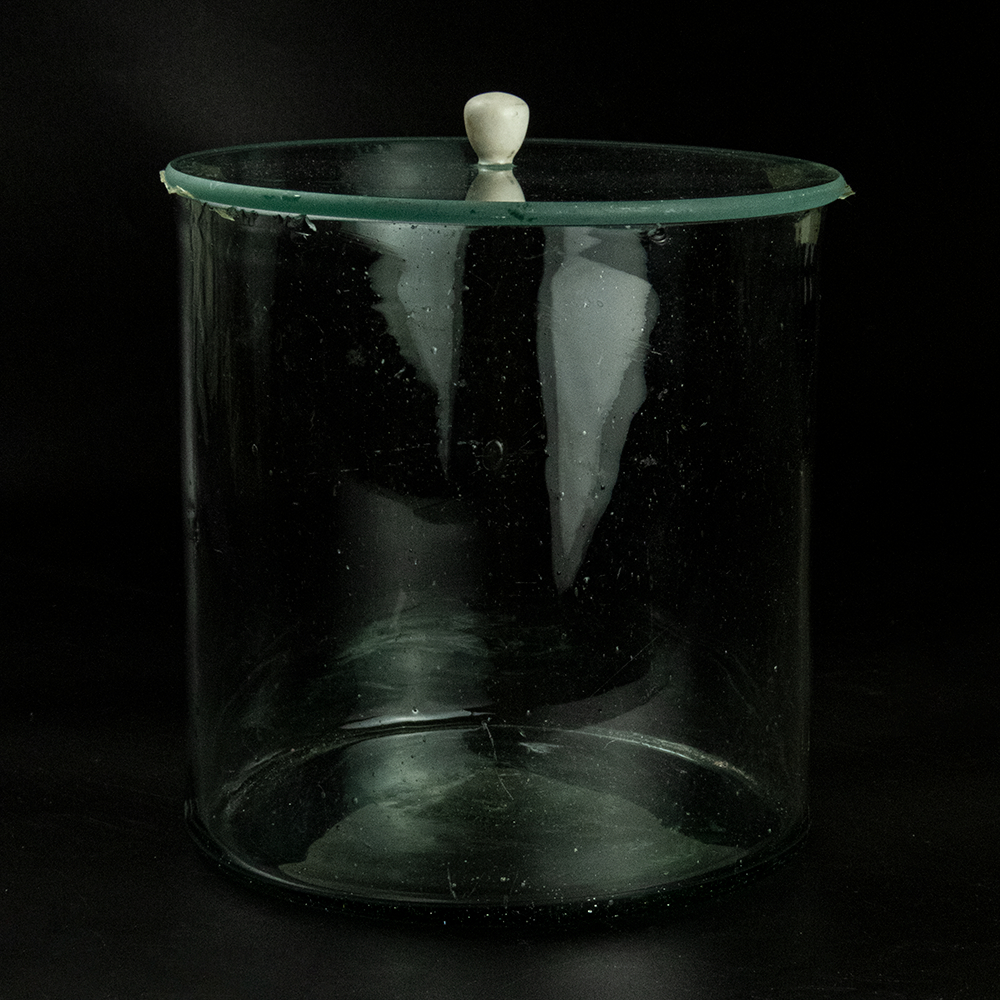 早期淡綠色玻璃罐子.