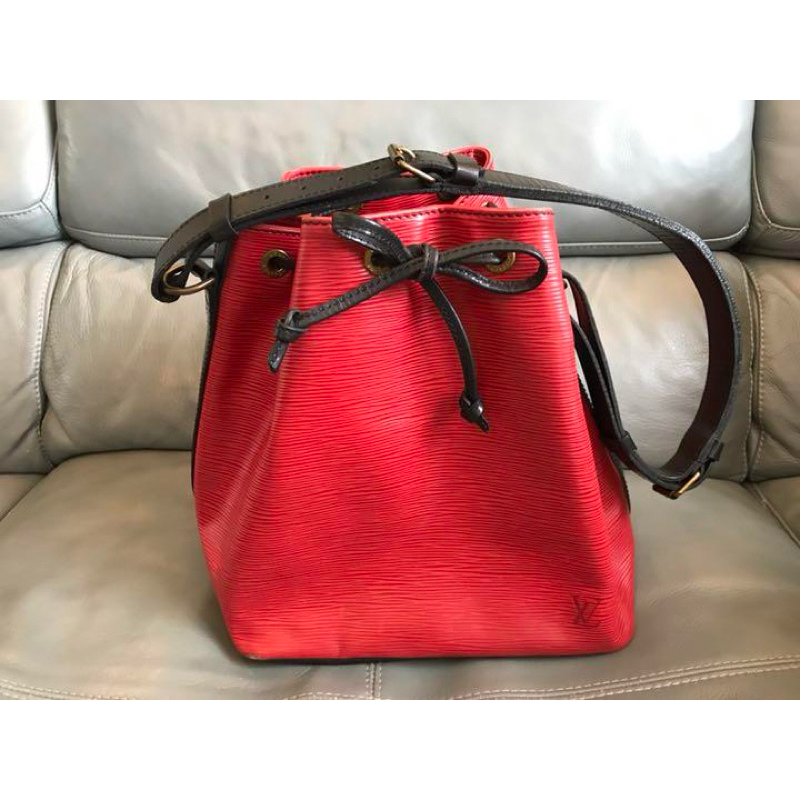 二手美品 LV  EpI 水波紋 時尚款 紅黑搭配 中水桶包
