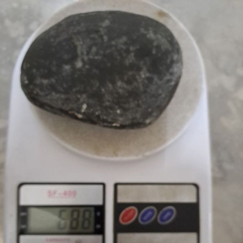 台灣東部海洗藍寶原石,ㄧ克拉200元可制手鐲與成品，不合意可退