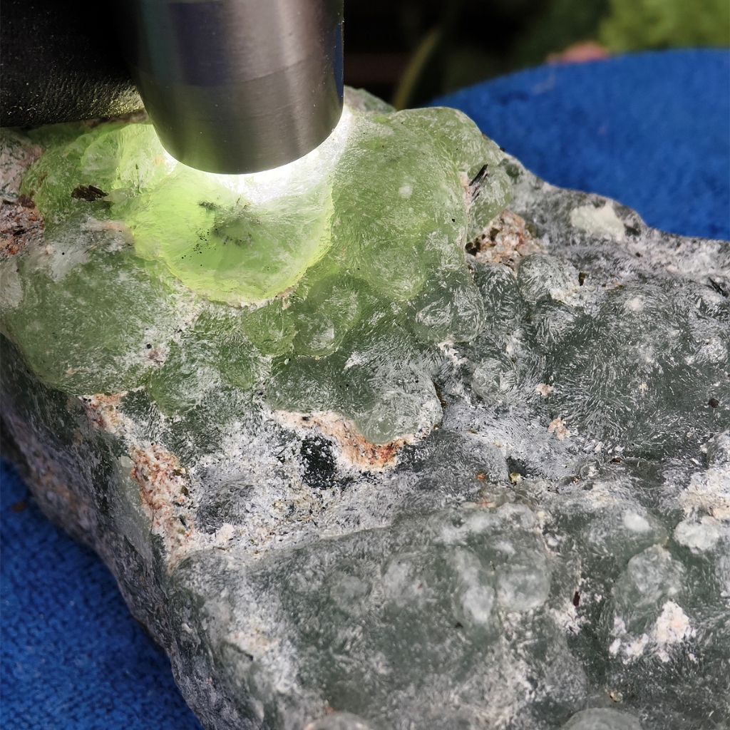 {石場}yh24約重1096g-葡萄石原礦 Prehnite 非洲尚比亞 綠碧榴 綠碧柳 綠粒石