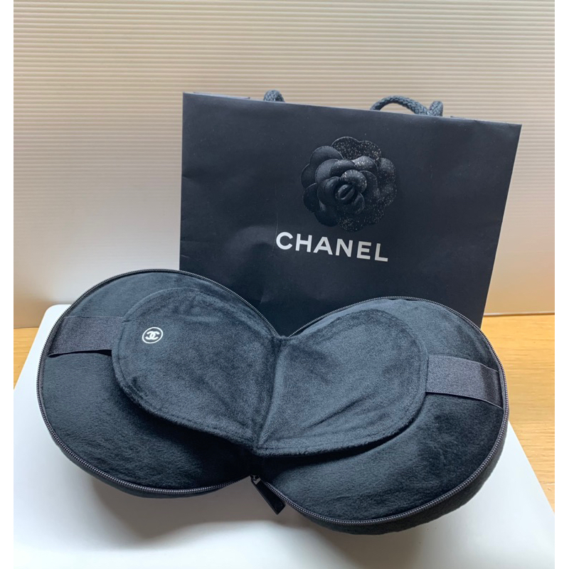全新香奈兒Chanel眼罩頭枕組，售1499元。