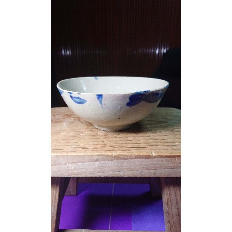 臺灣古早老油麵碗。手繪青花彩釉。小碗公花器水盤１個有切１小角