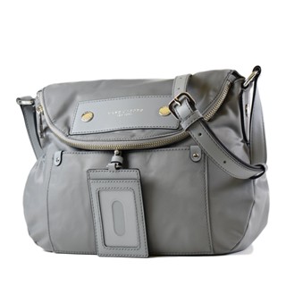 MARC JACOBS 高密度尼龍磁吸釦證件夾翻蓋馬鞍包-灰色/大 【美國正品現貨】