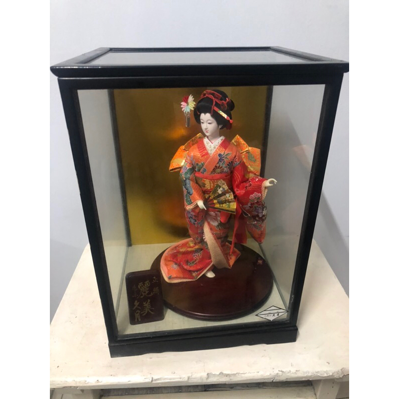 古董收藏日本藝妓人偶，玻璃框45/32.5/28.2公分公分，框邊略有脱漆，人偶高34公分，人形：久月，正絹，麗美，東京