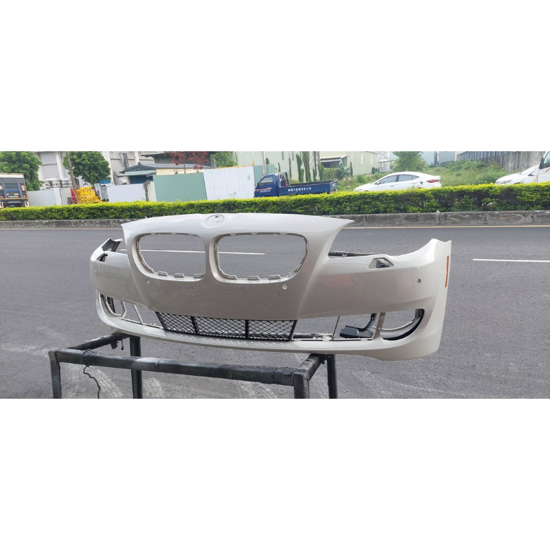 BMW G30 5系列 原廠前保桿 無斷腳 中古品