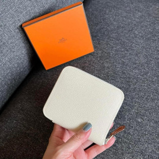 在臺現貨🧡35990 愛馬仕 HERMÈS 絲巾短夾 狗狗內裡 自由之城 奶昔白