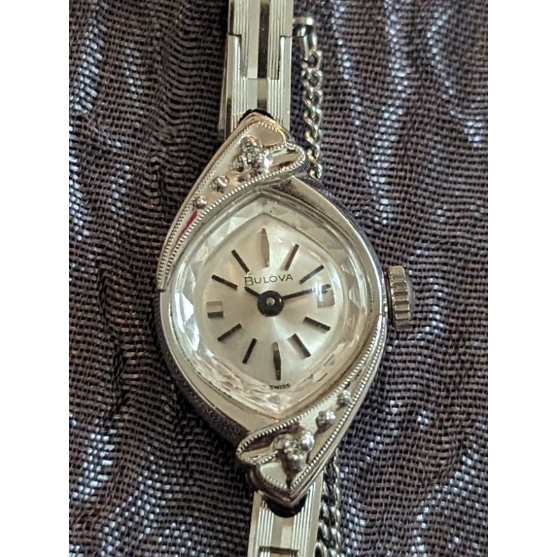 罕見1960年代停產（古典美品）Bulova(鑲碎鑽包白金)，庫存手上鍊機械女錶