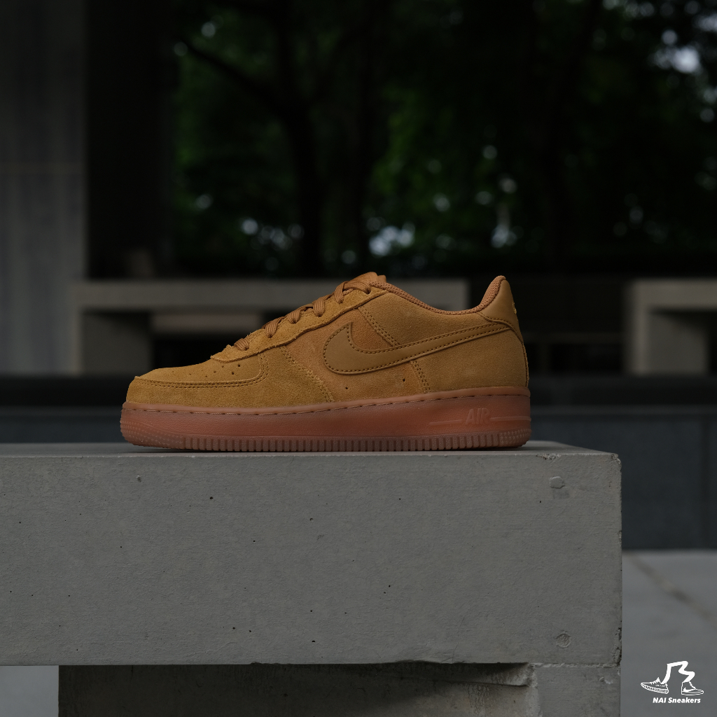 【奶大大球鞋代購社團】NIKE AIR FORCE 1 大童 女款 駝色 小麥 麂皮 休閒鞋 BQ5485-700