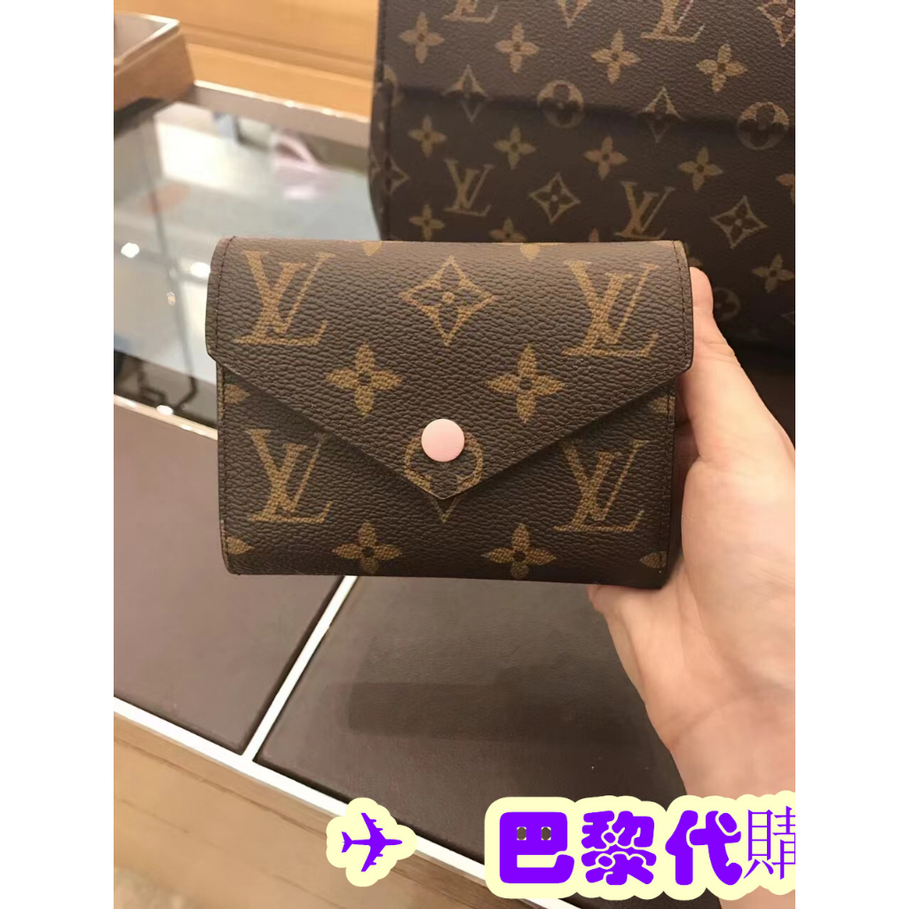 ✈️巴黎代購✈️LV VICTORINE M62360 全新字紋釦式三折內芭蕾粉紅色金釦短夾皮夾