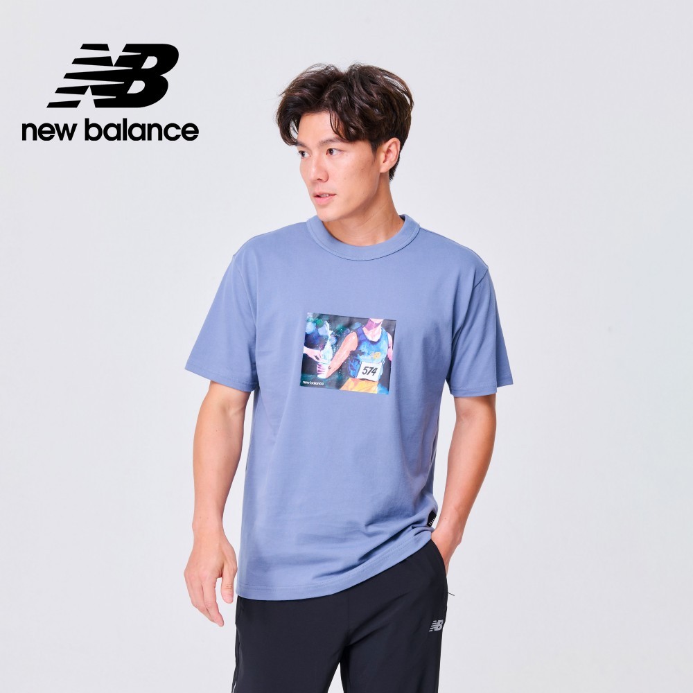 【New Balance】 NB 圓領插畫短袖上衣_男性_灰藍色_MT31550AGY