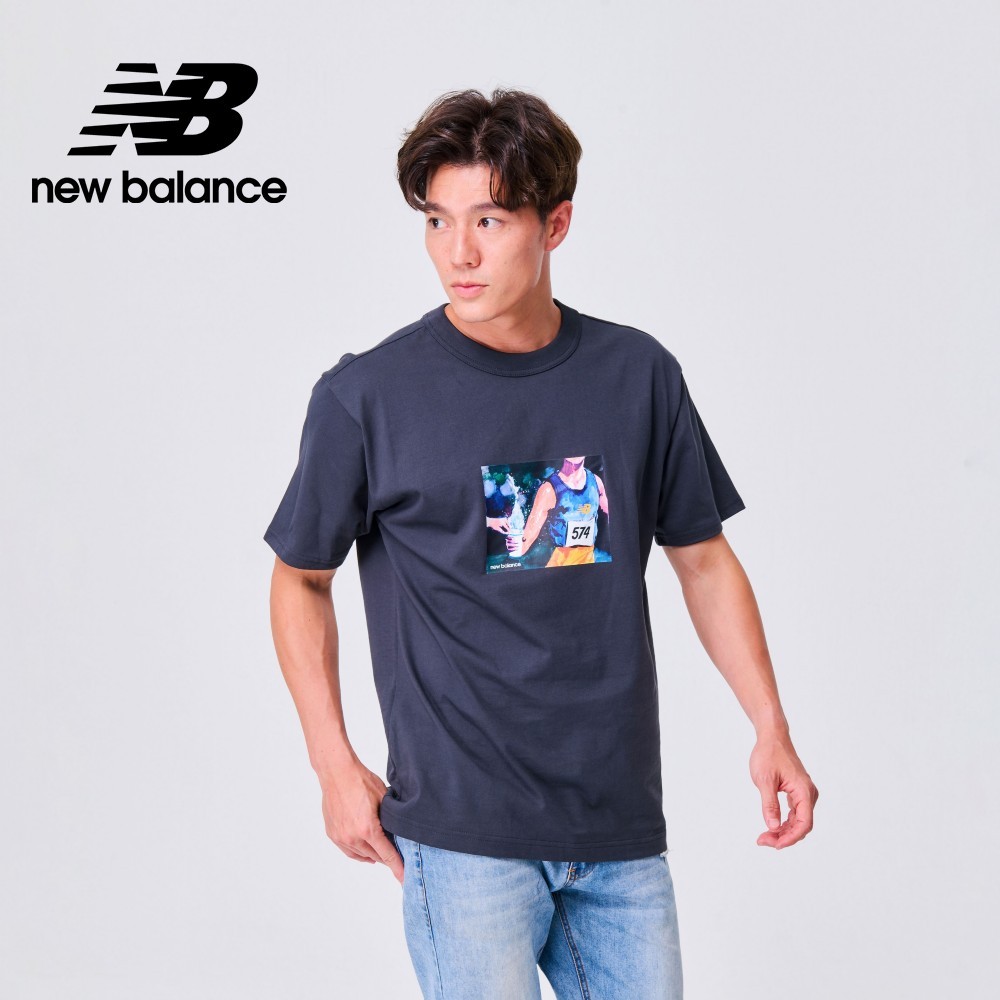 【New Balance】 NB 圓領插畫短袖上衣_男性_灰黑色_MT31550PHM