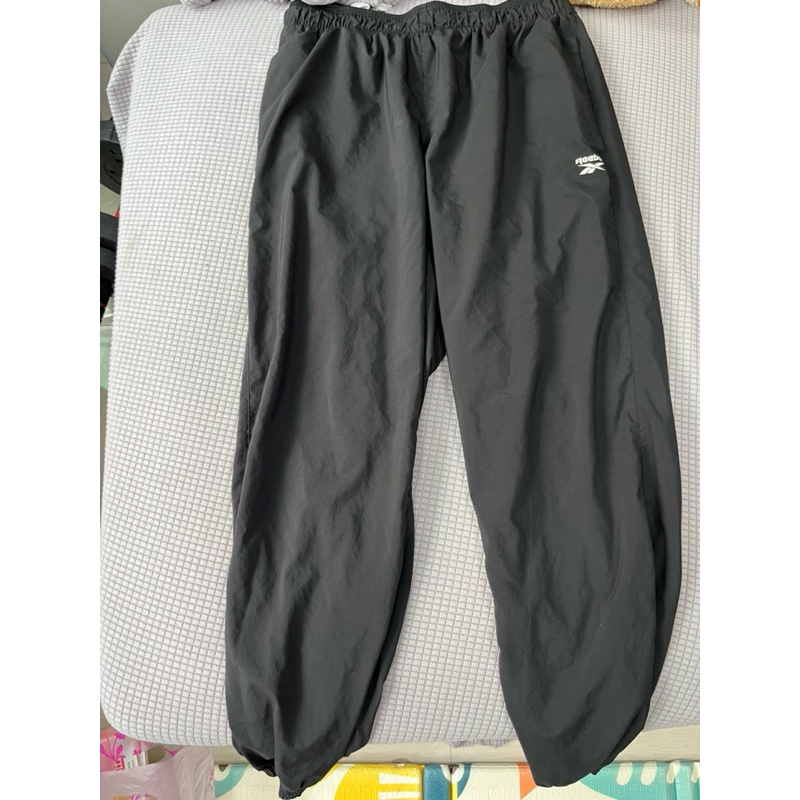 Reebok 運動束口長褲XL號 褲頭平量約39cm 褲長約102公分，二手有正常使用痕跡，不介意再購買