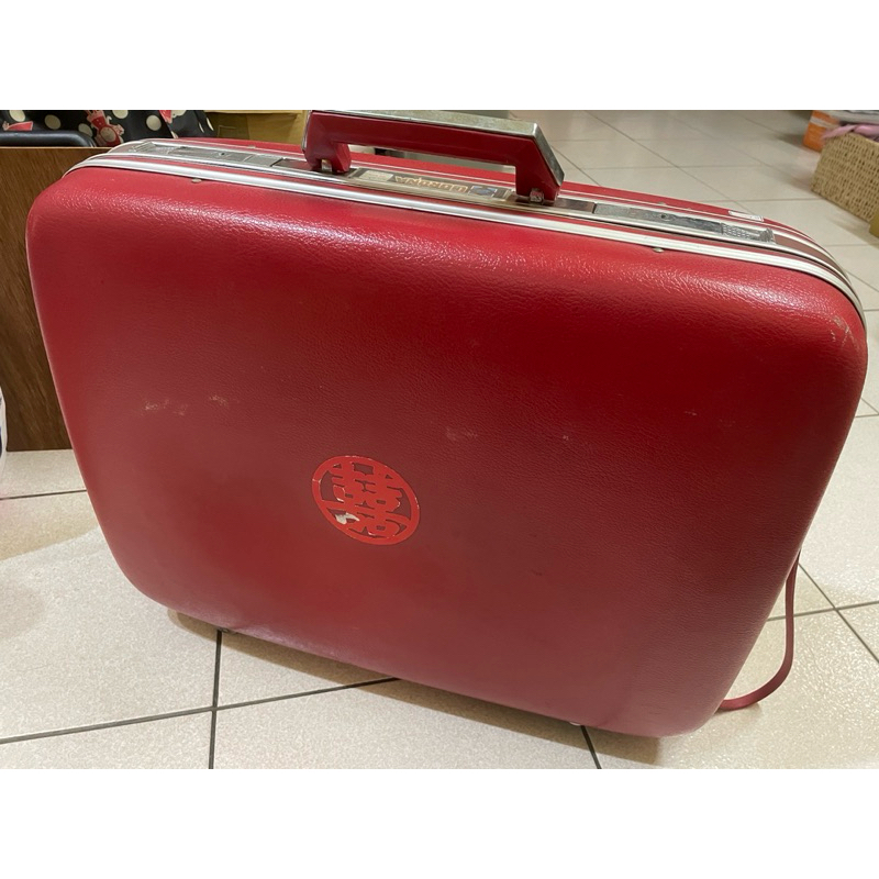 早期漂亮紅色行李箱（完整無鑰匙）⋯53x40x15公分⋯⋯ #古董#收藏#行李箱#紅色