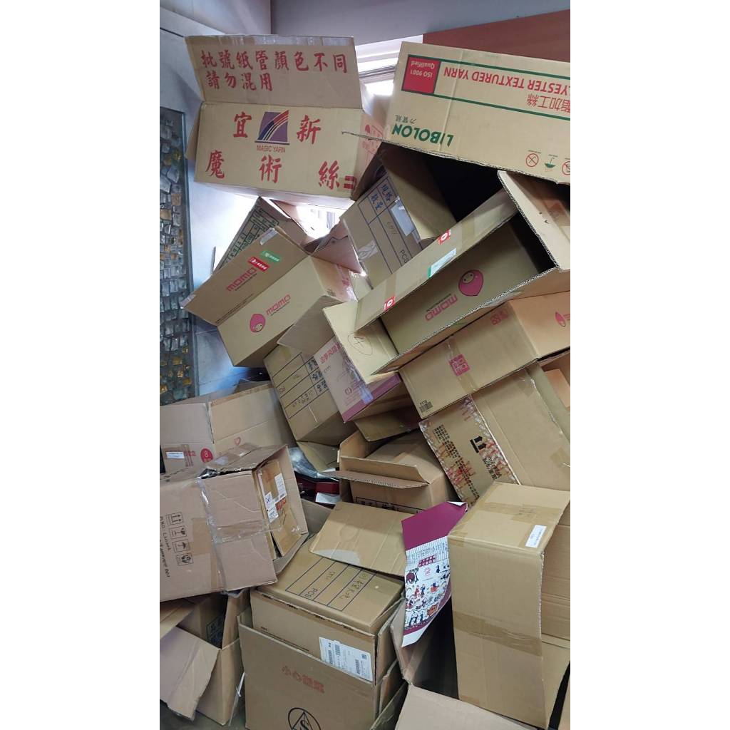二手紙箱，搬家用大紙箱，台北中山區需自取，一件不留，中大、大型紙箱。一個NT$10元。