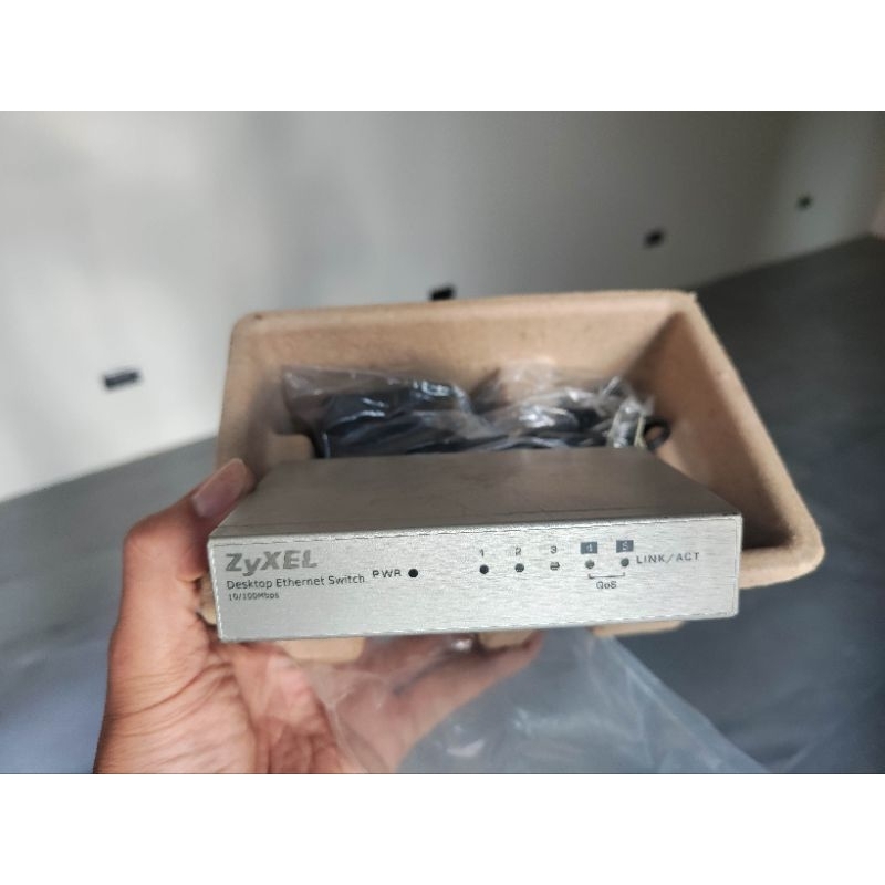 二手 10M/100M switch hub ZyXEL ES-105A 5 port 附變壓器