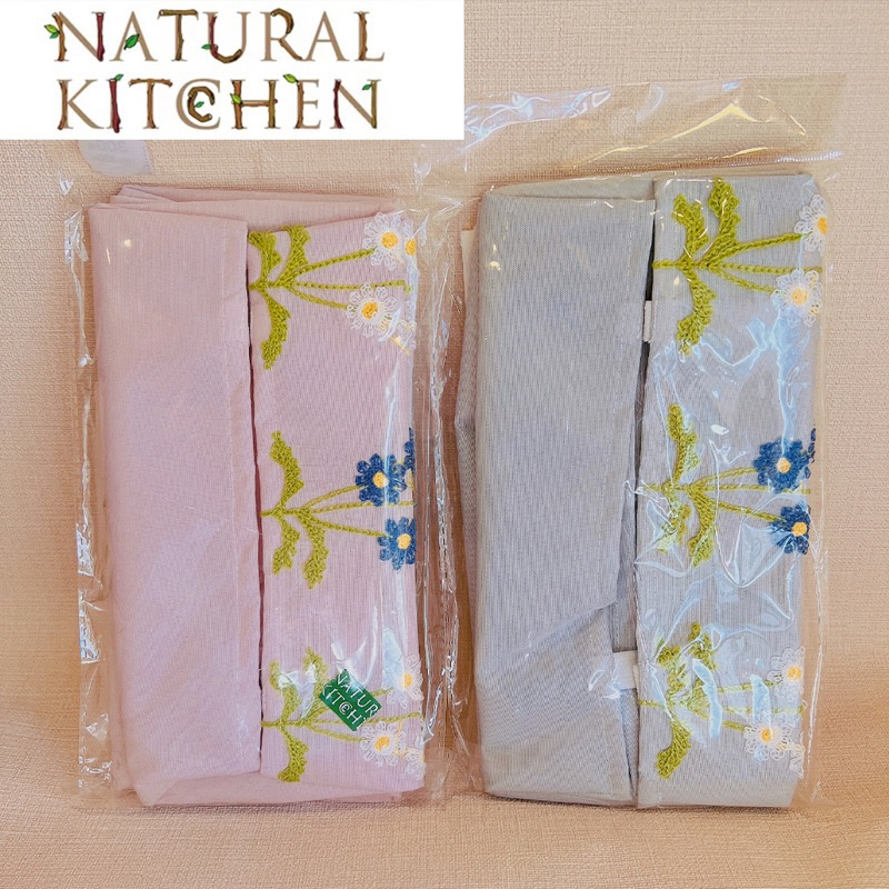 全新 【NATURAL KITCHEN】花刺繡面紙盒套（淡粉紅色/淡藍色）日本品牌/居家/裝飾/美化/防塵