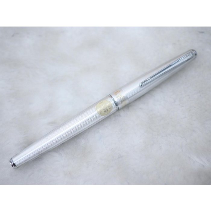 B273 18k-wg 細字-80年代 白金 日本製 全金屬 直細條紋銀色唐草長鋼筆 (9成新)