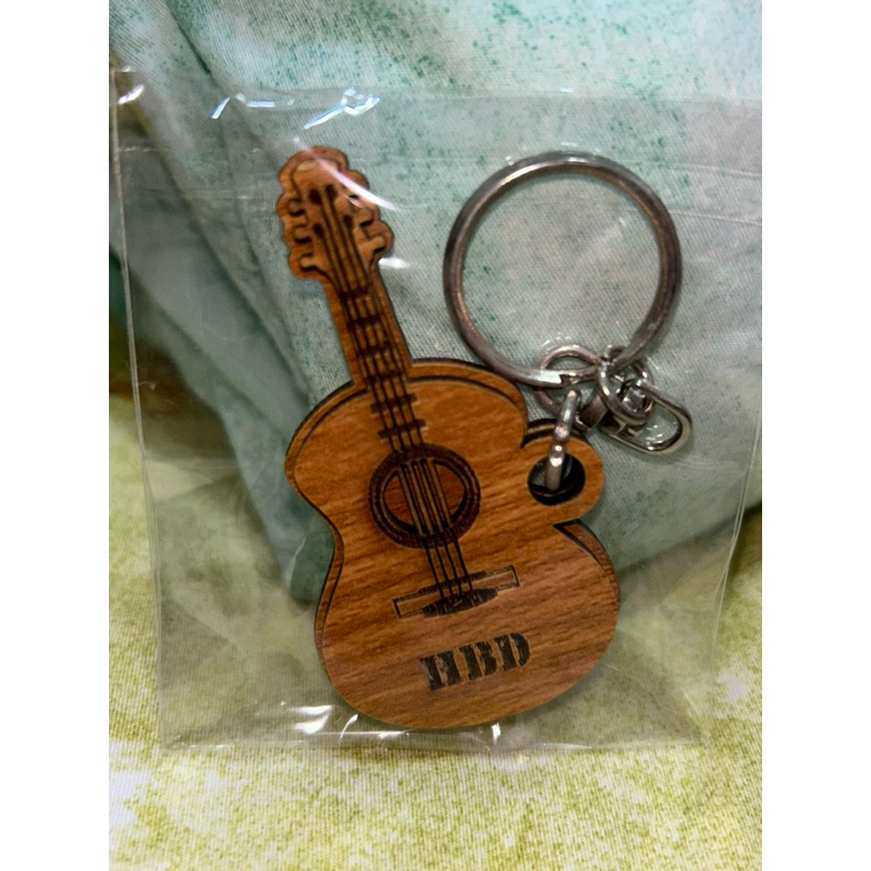 吉他造型鑰匙圈 木製吉他造型鑰匙圈 吉他造型 造型鑰匙圈 禮物 生日禮物 聖誕禮物 交換禮物