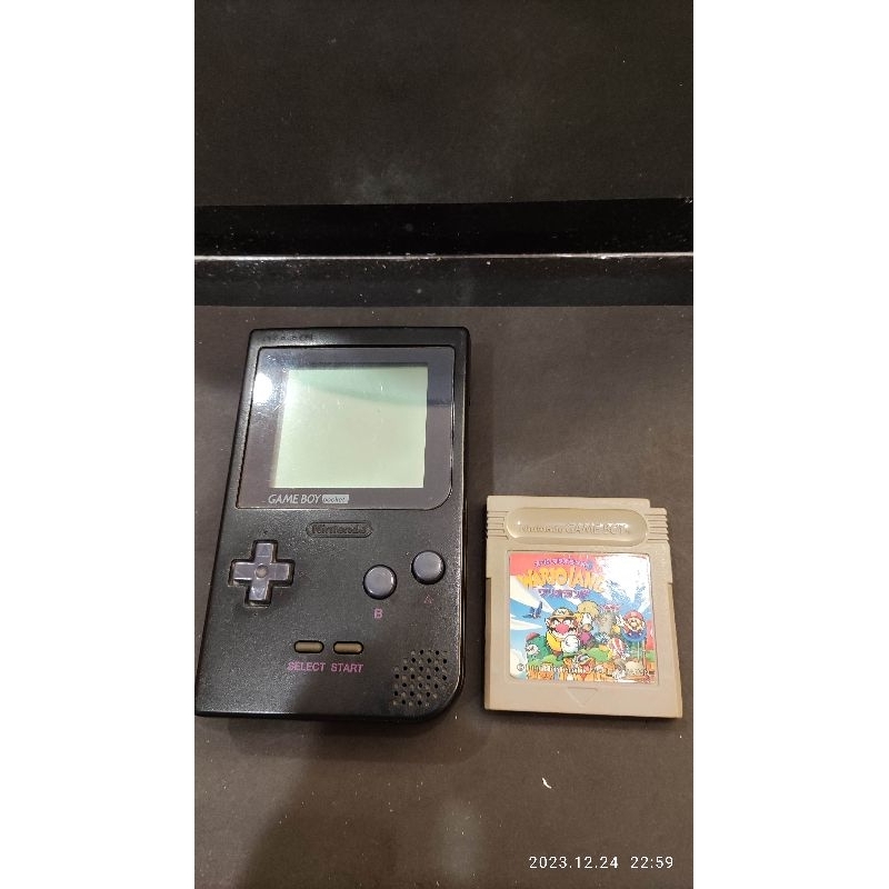(Gameboy pocket 黑色)任天堂原裝GBP主機單機送一片正版遊戲，外殼跟螢幕多少有使用痕跡及刮痕