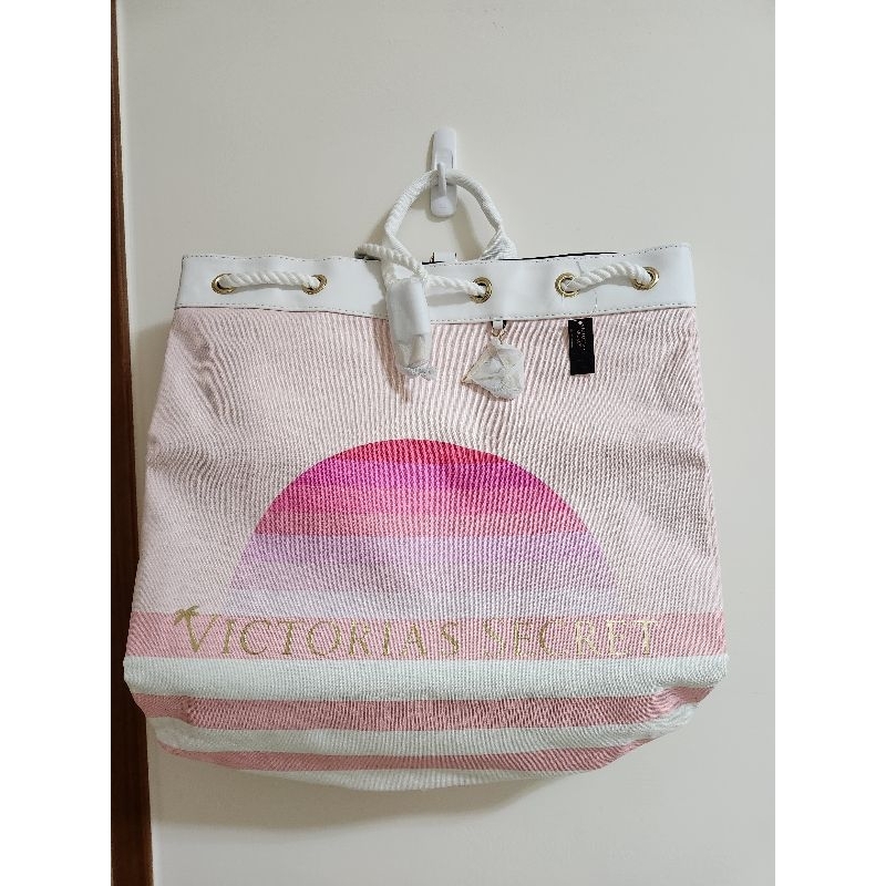 《全新》維多利亞的秘密 Victoria's secret 防水帆布後背包 後背包 手提包 兩用包 海灘包 遊玩包
