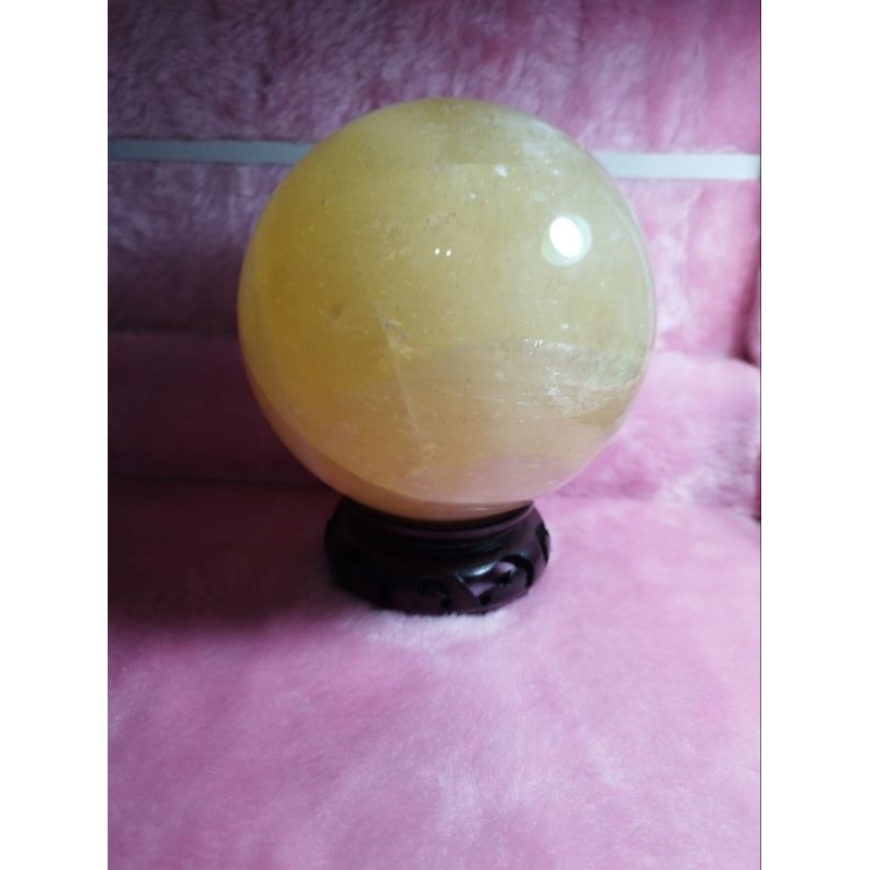 招財黃冰洲石晶球（超大顆的）r656