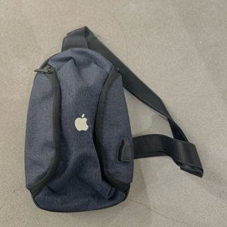 【蘋果Apple 周邊】 原廠公司品 多功能多口袋深藍色質感胸背包 💛近全新