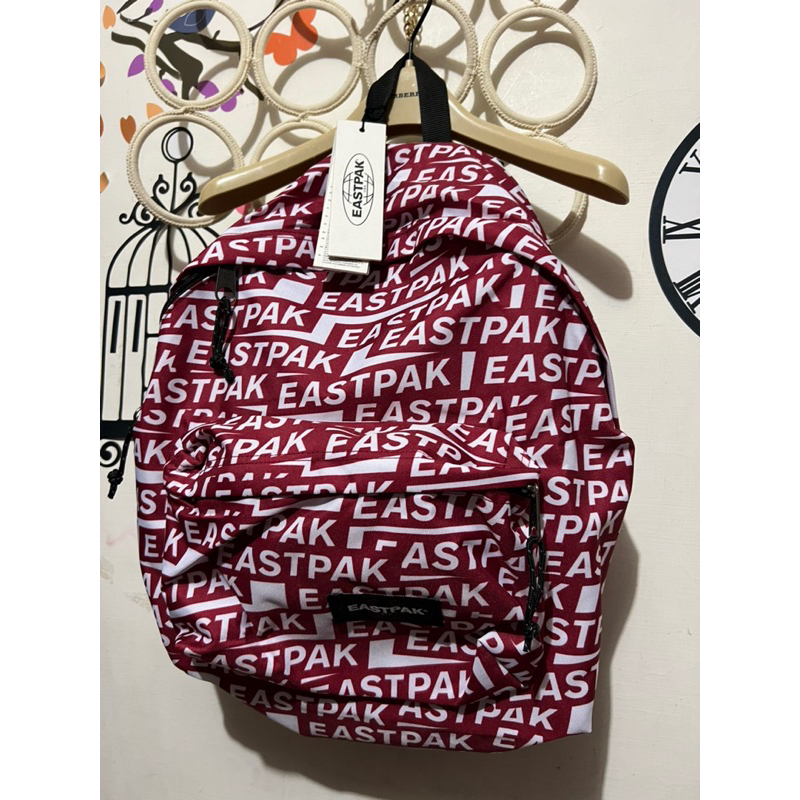 全新Eastpak 輕後背包，有雷射標籤，39*33*17公分