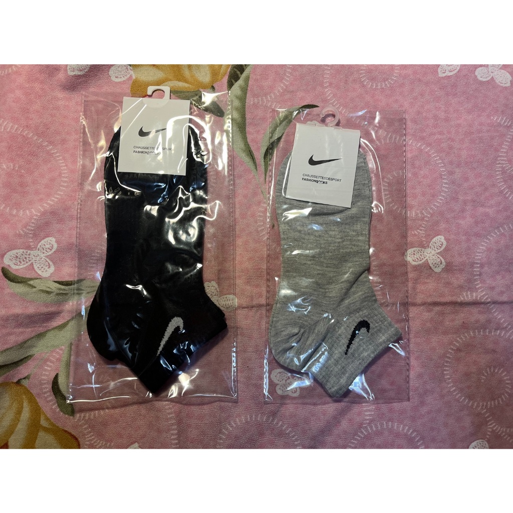 小蛙菇菇~貼身衣物039~全新 NIKE 黑色 灰色 女生 短襪 襪子 23~25CM 彈性棉襪 勾勾。二雙價 薄款棉襪