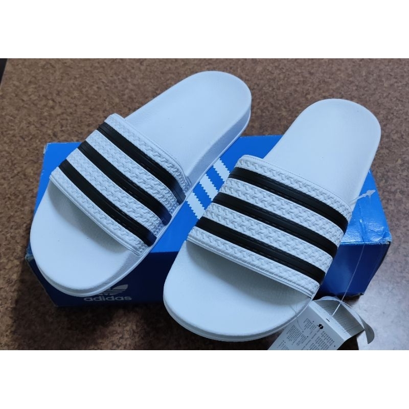 adidas Originals adilette 白色與黑色拖鞋，尺寸UK6/24.5cm;UK7/25.5cm