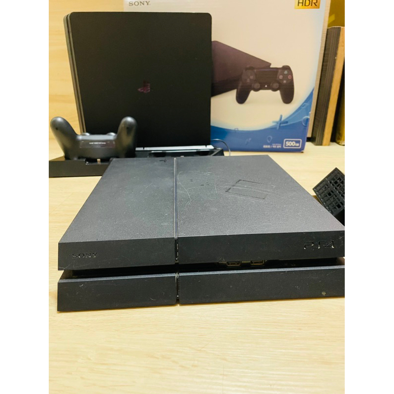 九成新只是有點灰塵/本人使用的PS4主機+手把/主機很完整也很新