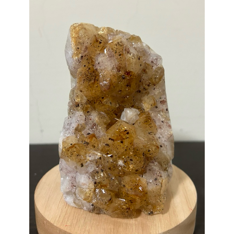 💯實物拍攝 黃水晶鎮686.2g(檸檬黃大牙帶黑碧璽跟小方解石共生小透光）天然黃晶鎮風水擺件消磁净化招財原礦