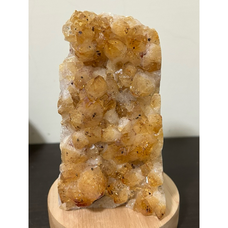 💯實物拍攝 黃水晶鎮905.8g(亮黃色大牙帶黑碧璽）天然晶洞黃晶鎮風水擺件錢袋子消磁净化招財原礦