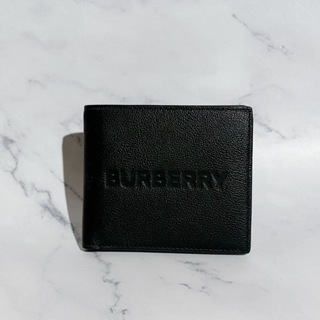 JBI BOUTIQUE✔️ Burberry 經典壓印文字 黑色短夾 ✅正品代購