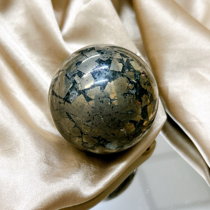 ▪𝐶ℎ𝑎𝑙𝑐𝑜𝑝𝑦𝑟𝑖𝑡𝑒黃銅礦球Ⓑ▪️黃銅礦 黃銅礦球 能量平衡 激發創造力 增加自信 平穩情緒 太陽輪 黃銅礦水晶球