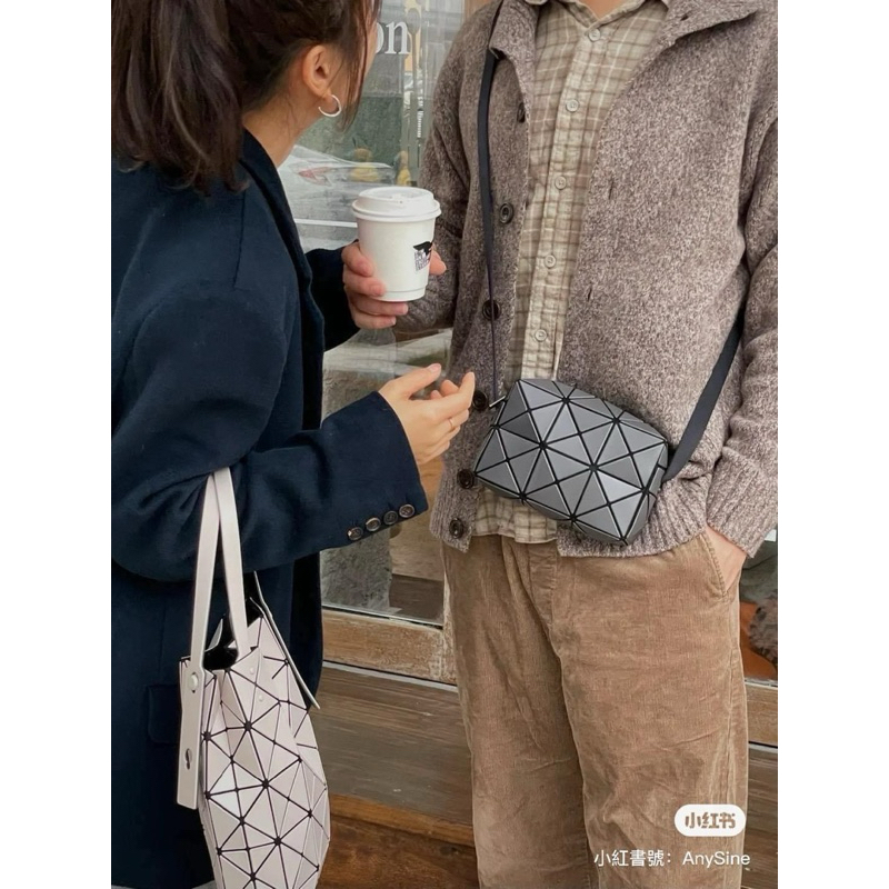 在台現貨🧡13800 三宅一生 BAO BAO  ISSEY MIYAKE 超人氣小方塊斜背包 霧面灰