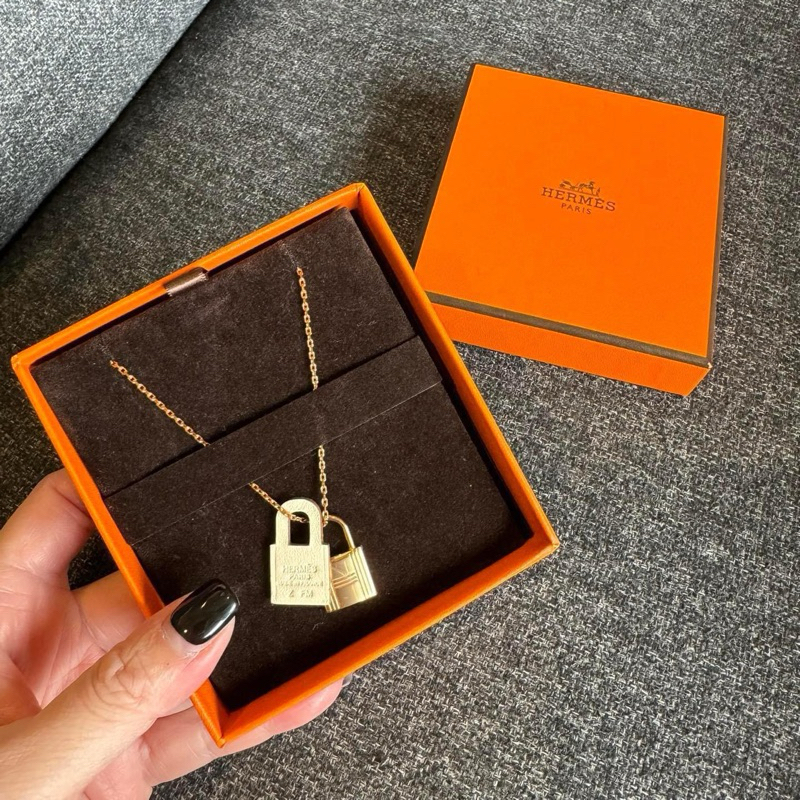 在台現貨🧡13900 愛馬仕  HERMÈS  O’KELLY 鎖頭皮革項鍊 白金