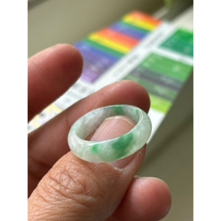 內徑18，國際戒圍14，no97，玉到愛，冰白翡帶陽綠翡翠戒指（戒圈），牛毛紋無扣內圈不平，保證緬甸玉A貨翡翠