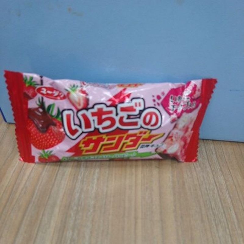日本 黑雷神草莓牛奶巧克力風味餅乾 草莓雷神巧克力 日本雷神 雷神 雷神巧克力 限量 單個20g 2024 09 09
