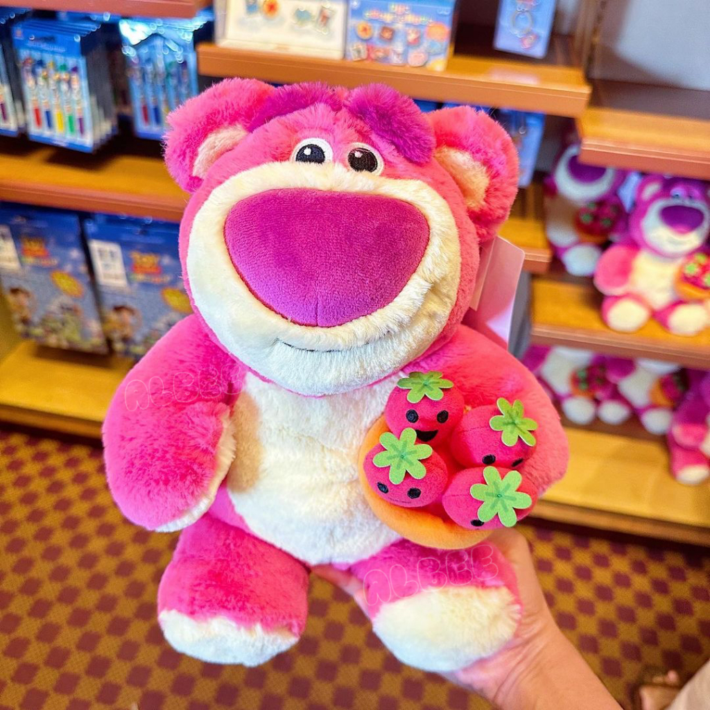 ::日本迪士尼樂園代購::草莓 熊抱哥娃娃 玩偶 玩具總動員 有草莓香味