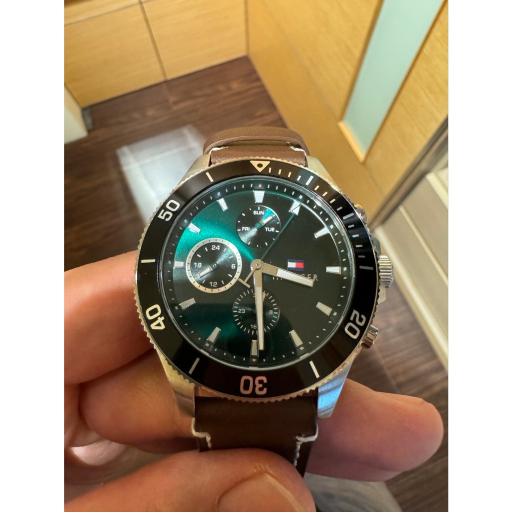 Tommy Hilfiger 銀框綠面 三眼日期顯示 咖啡色皮革錶帶