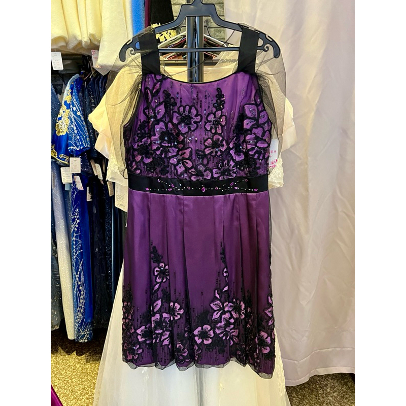 媽媽禮服洋裝 雙肩連身網紗披肩 深紫色 立體感蕾絲花朵亮片 下襬內折裙 中長版高檔 年輕時尚尺碼2XL