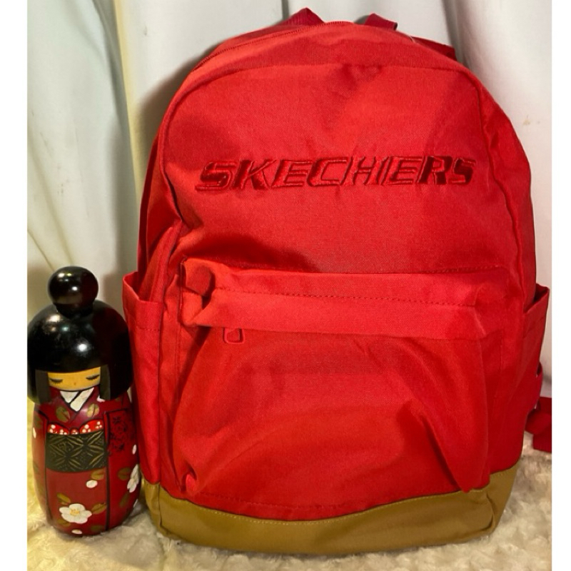 品牌 SKECHERS潮流後背包 紅色，雙肩後背包、 可單手提、防潑水 ，可放13‘’筆電、兩邊有水杯袋男女均可使用。