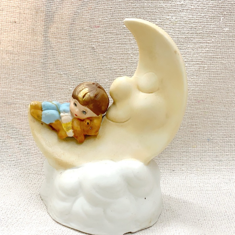 ‼️絕版‼️現貨 抱著泰迪熊的男孩與月亮 陶瓷娃娃 居家擺飾 裝飾品 收藏品 孩童玩具 桌面陶瓷擺設 彩色陶瓷雕塑工藝品