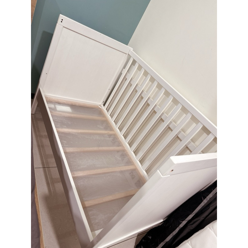 9成新IKEA SUNDVIK嬰兒床白色兩段式床邊床含獨立筒床墊及2件床包（需自取）