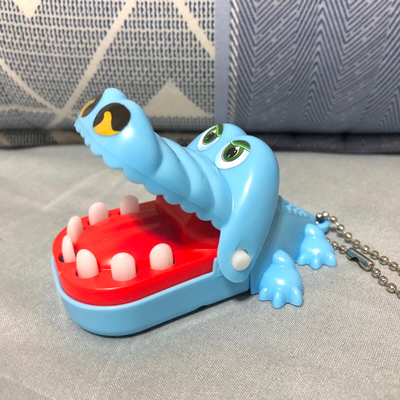 咬手藍色小鱷魚 全新 兒童益智玩具 小鱷魚吊飾