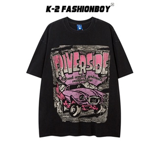 【K-2】RIVERSIDE 粉色跑車 卡通 英文字體 報紙 雜誌感 插畫 短袖上衣 寬鬆 桃紅色【HFY3534】