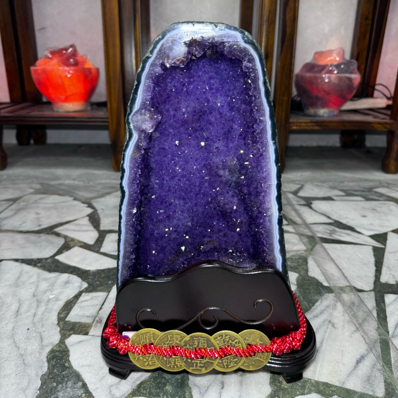 內洞下凹洞深8.5公分♥️巴西紫水晶洞 水晶洞ESPb+✨9.65kg♥️千層瑪瑙邊 鈦晶 紅幽靈 紫水晶簇花 送禮收藏