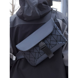 潮牌男包 菱格斜挎包 類三宅一生設計