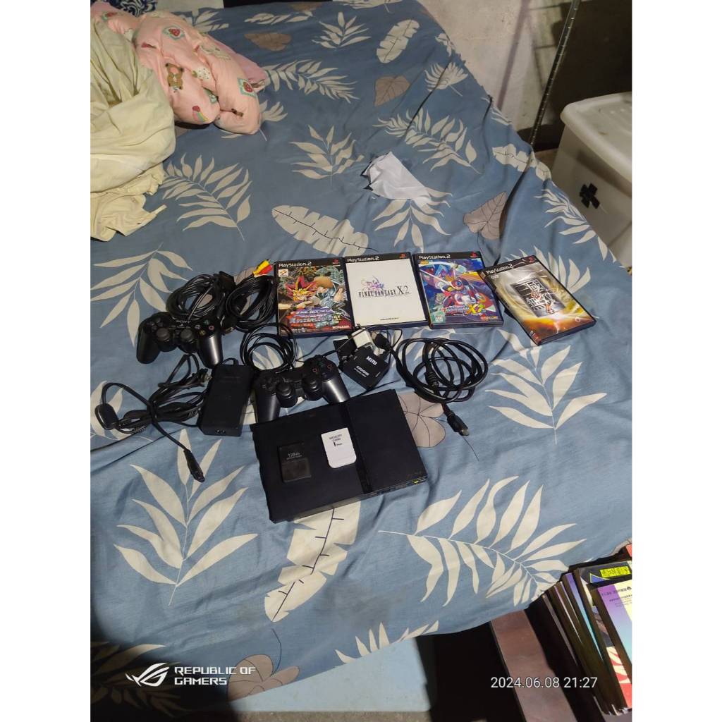PS2二手一起出售 主機（未改機） 電源 轉接器 手把X2 四塊遊戲片 PS2記憶卡X1 ps1記憶卡x1 薄機 日規