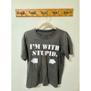 搞怪T-shirt M號短T- I’m with stupid 朋友拍照必備